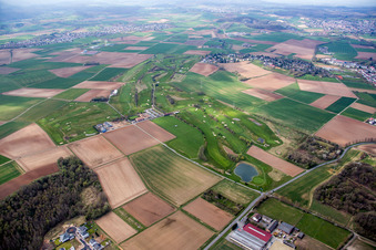 Schrägluftbild von Gelände des Golfplatz Golf Sport Park Groß-Zimmern in Groß-Zimmern im Bundesland Hessen, Deutschland
