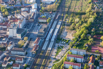 Gleisverlauf und Gebäude des Hauptbahnhofes der Deutschen Bahn in Landau in der Pfalz im Bundesland Rheinland-Pfalz, Deutschland