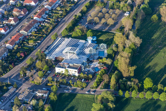 Kurven und Kreis- Bahnen der Wasser- Rutsche am Schwimmbecken des Hallen- und Freibades La Ola im Ortsteil Queichheim in Landau in der Pfalz im Bundesland Rheinland-Pfalz, Deutschland