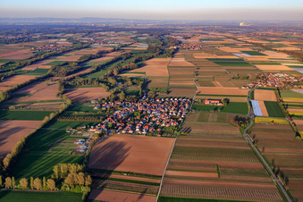 Dorfansicht am Modenbach von Westen in Großfischlingen im Bundesland Rheinland-Pfalz, Deutschland