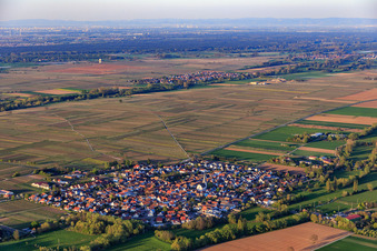 Dorfübersicht am Triefenbach von Westen in Venningen im Bundesland Rheinland-Pfalz, Deutschland