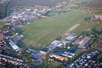 Segelflugplatz im Ortsteil Speyerdorf in Neustadt an der Weinstraße im Bundesland Rheinland-Pfalz, Deutschland