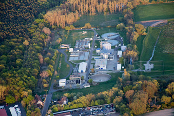 Klärwerks- Becken und Reinigungsstufen zur Abwasserbehandlung im Ortsteil Lachen-Speyerdorf in Neustadt an der Weinstraße im Bundesland Rheinland-Pfalz, Deutschland