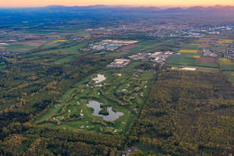 Golfplatz Dreihof aus Nordosten im Ortsteil Niederhochstadt in Hochstadt im Bundesland Rheinland-Pfalz, Deutschland