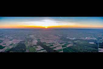 Sonnenuntergang über der Landschaft der Pfälzer Rheinebene in Steinweiler im Bundesland Rheinland-Pfalz, Deutschland