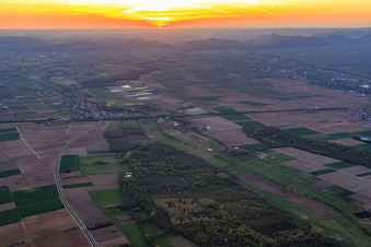 Dorfansicht bei Sonnenuntergang aus Osten in Winden im Bundesland Rheinland-Pfalz, Deutschland