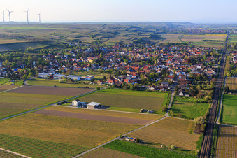Dorfansicht an der Bahnlinie aus Süden in Alsheim im Bundesland Rheinland-Pfalz, Deutschland