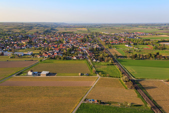 Luftbild von Dorfansicht an der Bahnlinie aus Süden in Alsheim im Bundesland Rheinland-Pfalz, Deutschland