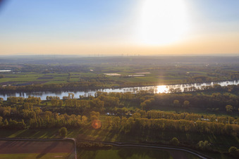 Flußverlauf des Rhein in Stockstadt am Rhein im Bundesland Hessen, Deutschland