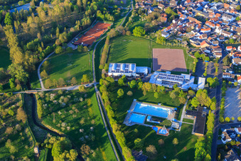 Freibad Stockstadt am Rhein, Sportplätze der SKG Stockstadt Tennisabteilung und Altrheinhalle im Bundesland Hessen, Deutschland