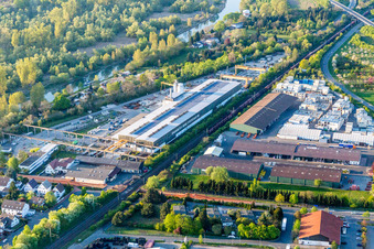 Luftbild von Gebäude und Produktionshallen auf dem Werksgelände der Spannbetonwerke Finger Stockstadt GmbH & Co. KG in Stockstadt am Rhein im Bundesland Hessen, Deutschland