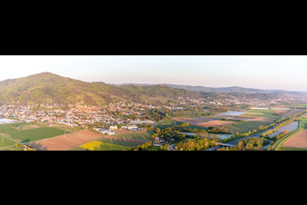 Panorama - Perspektive der Wald und Berglandschaft des Melimbokus am Rand des Odenwald in Zwingenberg im Bundesland Hessen, Deutschland