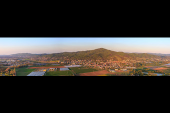 Stadtpanoramat zu Füßen des Melibokus in Zwingenberg im Bundesland Hessen, Deutschland
