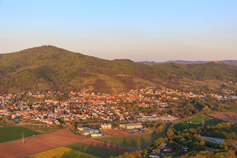 Luftbild von Ortsansicht zu Füßen des Melibokus in Zwingenberg im Bundesland Hessen, Deutschland