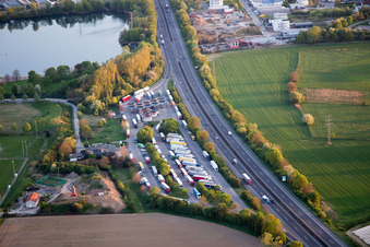 Luftbild von Autobahn Raststätte Bergstraße an der Verkehrsführung und den Fahrtrichtungen der BAB A5 im Ortsteil Auerbach in Bensheim im Bundesland Hessen, Deutschland