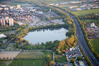 Uferbereiche am Sandstrand des Freibades Badesee Bensheim in Bensheim im Bundesland Hessen, Deutschland