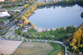 Luftbild von Uferbereiche am Sandstrand des Freibades Badesee Bensheim in Bensheim im Bundesland Hessen, Deutschland