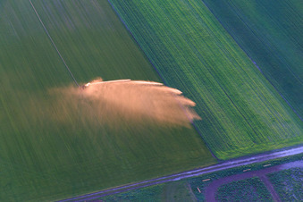 Wassersprenger zur Feldbewässurung im Abendlicht in Einhausen im Bundesland Hessen, Deutschland