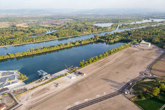 Baustelle für neue Hafenanlagen des Port Autonome de Strasbourg am Ufer des Flußverlaufes des Rhein in Lauterbourg in Grand Est im Bundesland Bas-Rhin, Frankreich
