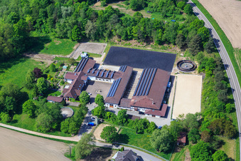 Pferdepension in Hagenbach im Bundesland Rheinland-Pfalz, Deutschland von oben