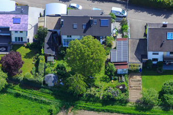 Konrad-Adenauer-Ring in Hagenbach im Bundesland Rheinland-Pfalz, Deutschland aus der Drohnenperspektive