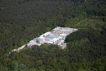 Beton- und Baustoffmischwerk der Kalksandsteinwerk Bienwald Schenking in Wörth am Rhein im Ortsteil Büchelberg im Bundesland Rheinland-Pfalz, Deutschland