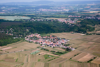 Ortsansicht der Straßen und Häuser der Wohngebiete im Ortsteil Am Münchberg in Bobenheim am Berg im Bundesland Rheinland-Pfalz, Deutschland