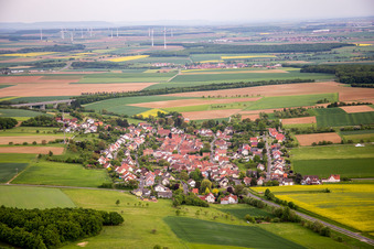 Dorf - Ansicht am Rande von landwirtschaftlichen Feldern und Nutzflächen in Vasbühl in Werneck im Bundesland Bayern, Deutschland