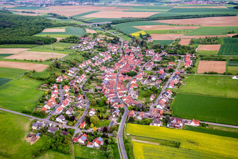 Dorf - Ansicht am Rande von landwirtschaftlichen Feldern und Nutzflächen in Stettbach in Werneck im Bundesland Bayern, Deutschland