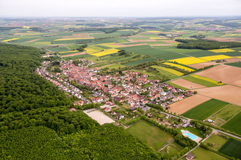 Dorf - Ansicht am Rande von landwirtschaftlichen Feldern und Nutzflächen in Schraudenbach in Werneck im Bundesland Bayern, Deutschland