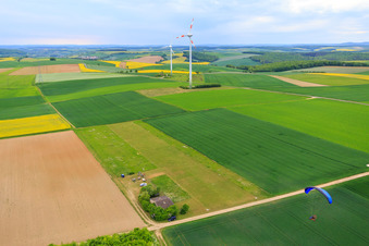 Schrägluftbild von UL-Flugplatz Schraudenbach am Windpark Arnstein in Werneck im Bundesland Bayern, Deutschland