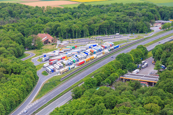 Streckenführung und Fahrspuren im Verlauf der Autobahn- Raststätte und Parkplatz der BAB A7 Riedener Wald Ost in Hausen bei Würzburg im Bundesland Bayern, Deutschland