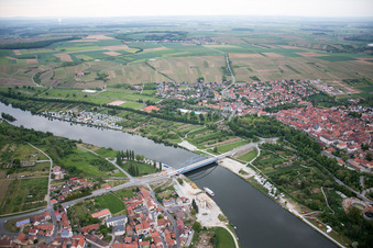 Mainbrücke zwischen Astheim und Volkach im Bundesland Bayern, Deutschland