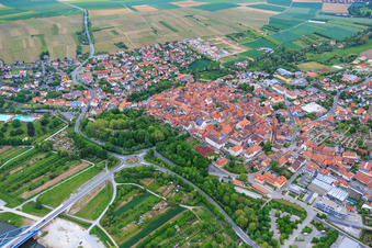 Luftbild von Altstadt aus Südwesten in Volkach im Bundesland Bayern, Deutschland