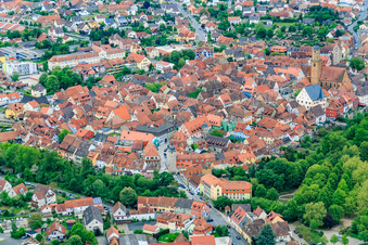 Altstadt von Nordwesten in Volkach im Bundesland Bayern, Deutschland