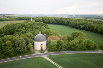 Kirchengebäude der Kreuzkirche an der Schweinfurter Straße in Volkach im Ortsteil Gaibach im Bundesland Bayern, Deutschland