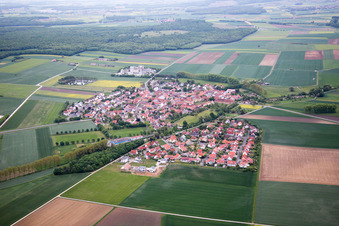 Ortsansicht der Straßen und Häuser der Wohngebiete im Ortsteil Mönchstockheim in Sulzheim im Bundesland Bayern, Deutschland