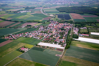 Ortsansicht der Straßen und Häuser der Wohngebiete im Ortsteil Alitzheim in Sulzheim im Bundesland Bayern, Deutschland