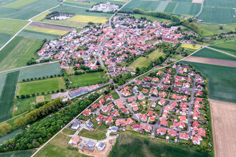 Dorf - Ansicht am Rande von landwirtschaftlichen Feldern und Nutzflächen in Sulzheim im Bundesland Bayern, Deutschland