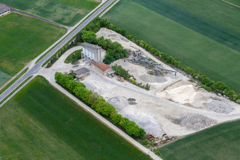 Kies- Tagebau des Beton- und Baustoffmischwerks in Sulzheim im Bundesland Bayern, Deutschland