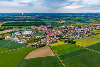 Dorf - Ansicht am Rande von landwirtschaftlichen Feldern und Nutzflächen in Grettstadt im Bundesland Bayern, Deutschland