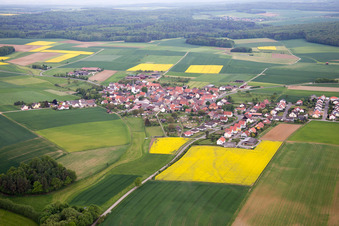Dorf - Ansicht am Rande von landwirtschaftlichen Feldern und Nutzflächen in Ebertshausen in Üchtelhausen im Bundesland Bayern, Deutschland