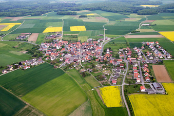 Luftbild von Dorf - Ansicht am Rande von landwirtschaftlichen Feldern und Nutzflächen in Ebertshausen in Üchtelhausen im Bundesland Bayern, Deutschland