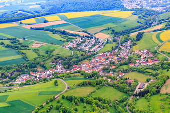 Luftbild von Dorfansicht aus Norden mit Brauerei Ulrich Martin im Ortsteil Hausen in Schonungen im Bundesland Bayern, Deutschland