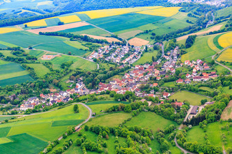 Luftaufnahme von Dorfansicht aus Norden mit Brauerei Ulrich Martin im Ortsteil Hausen in Schonungen im Bundesland Bayern, Deutschland