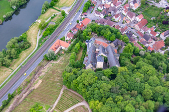 Schrägluftbild von Schloss Mainberg in Schonungen im Bundesland Bayern, Deutschland