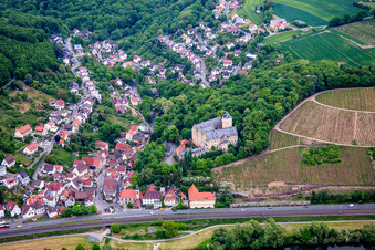 Luftbild von Burganlage des Schloß Schloss Mainberg im Ortsteil Mainberg in Schonungen im Bundesland Bayern, Deutschland