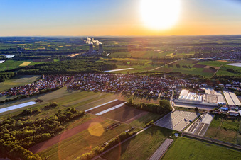 Orsansicht aus Osten - im Hintergrund das  Preussenelektra GmbH — Kernkraftwerk Grafenrheinfeld in Röthlein im Bundesland Bayern, Deutschland