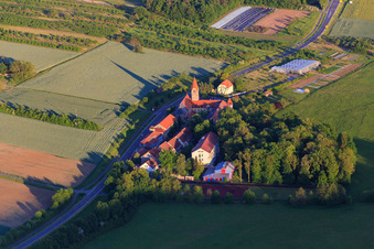 Luftbild von Gebäudekomplex des Mädchenpensionat Antonia-Werr-Zentrum im Kloster in Kloster St. Ludwig in Wipfeld im Bundesland Bayern, Deutschland