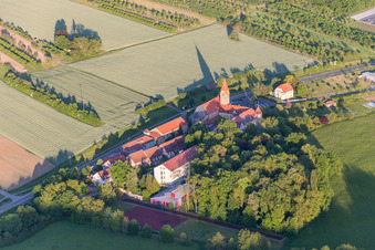 Luftaufnahme von Gebäudekomplex des Mädchenpensionat Antonia-Werr-Zentrum im Kloster in Kloster St. Ludwig in Wipfeld im Bundesland Bayern, Deutschland